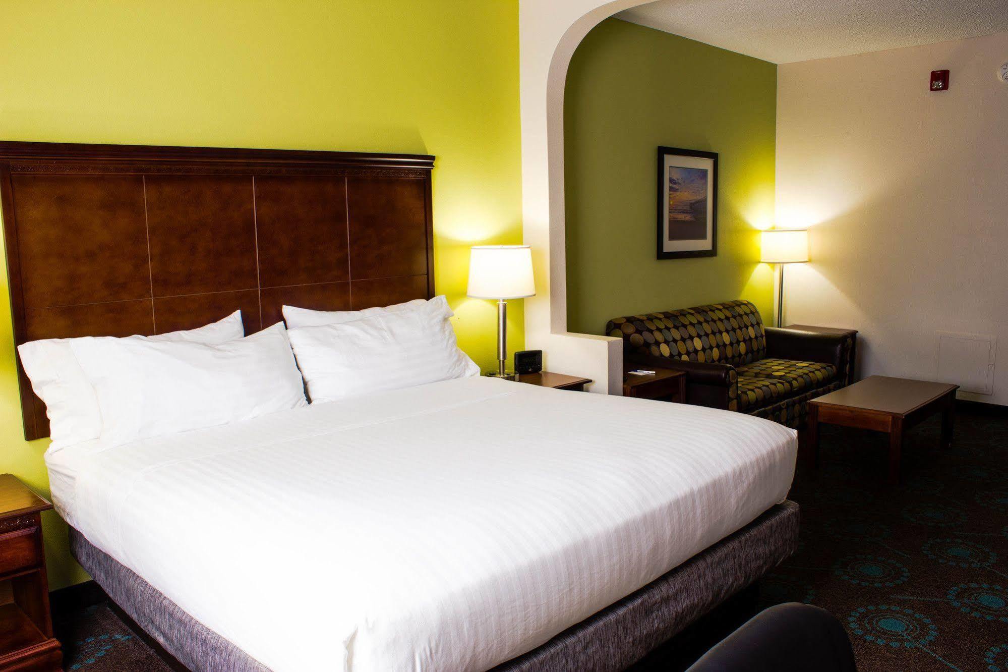 Holiday Express & - By Ihg Hotel Morehead City
