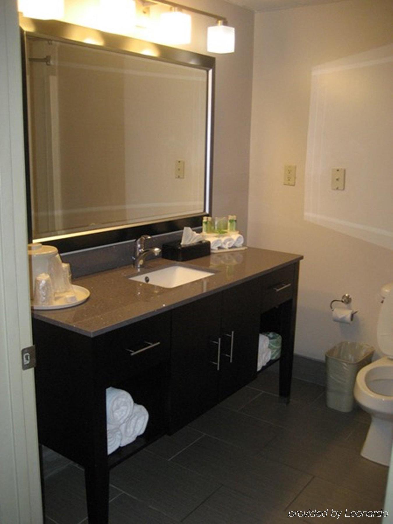 Holiday Express & - By Ihg 2*